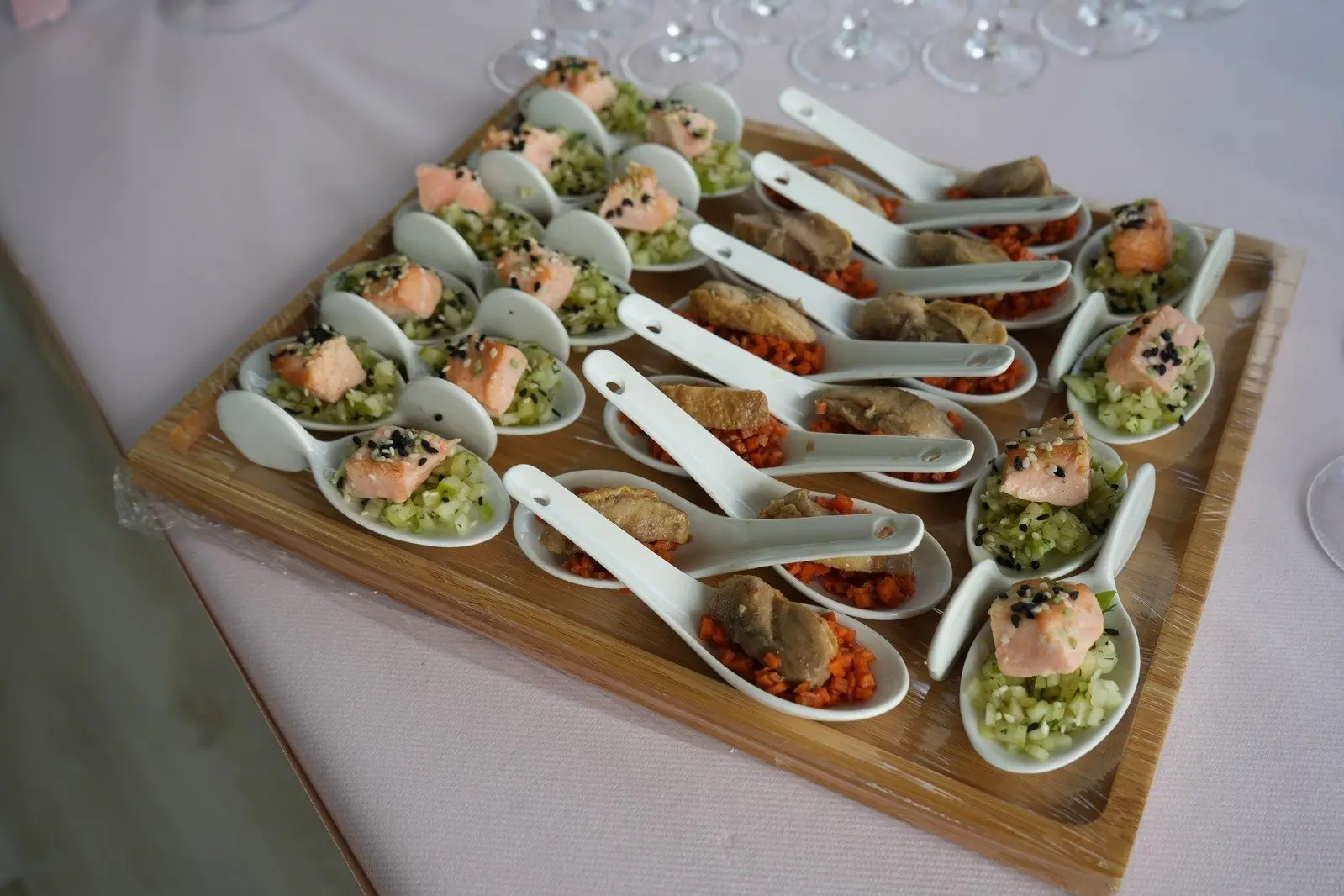 Amuse-bouches individuels servis dans des cuillères de présentation.