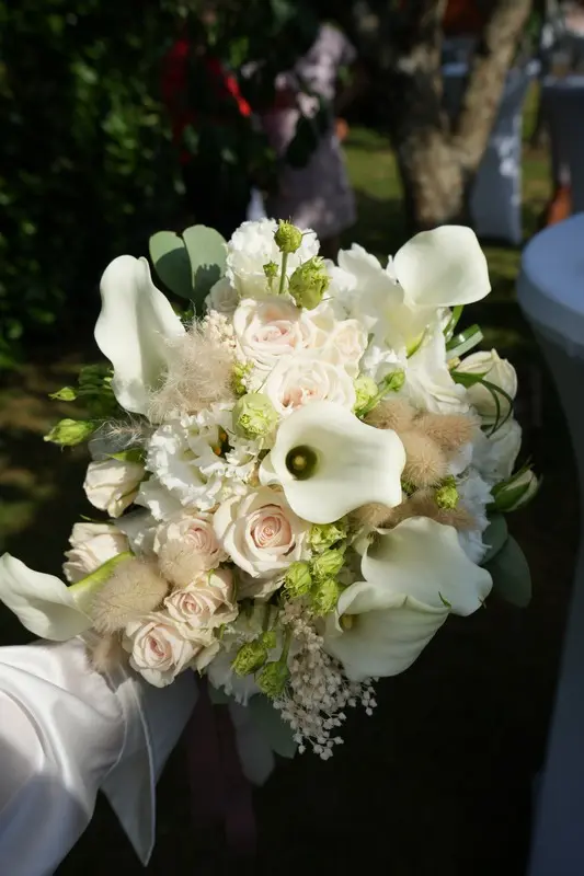 Élégant bouquet de fleurs blanches, symbole de pureté et d’amour.