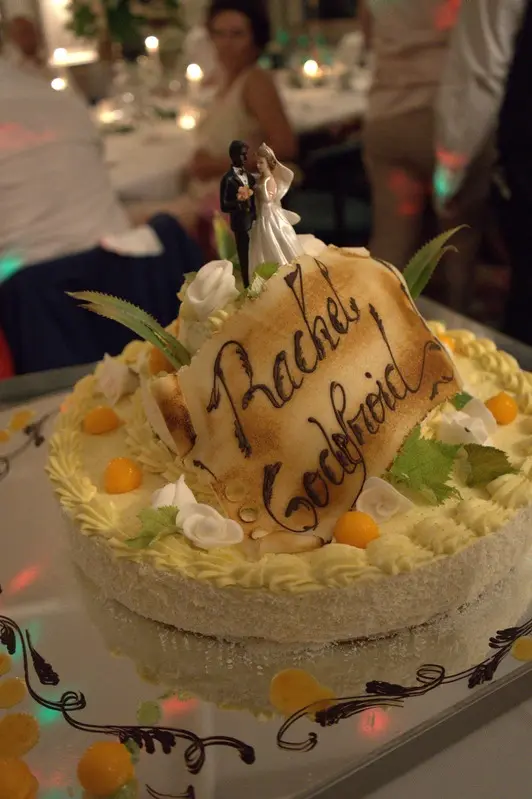 Gâteau de mariage décoré avec les figurines des deux mariés.